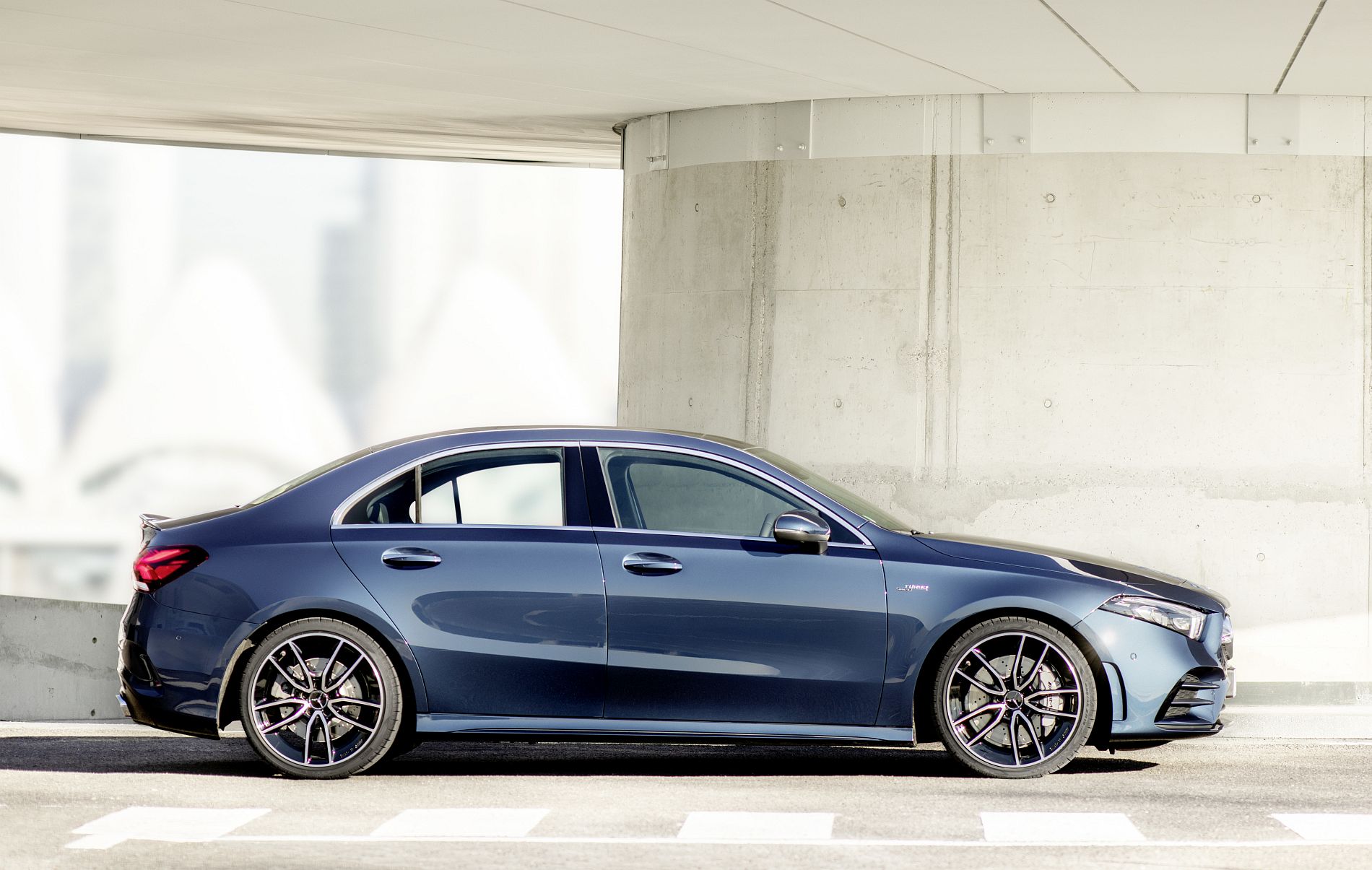 Die neue Mercedes-AMG A 35 4MATIC Limousine: AMG gibt Gas und erweitert die Kompaktwagenfamilie

The new Mercedes-AMG A 35 4MATIC Saloon: AMG speeds things up by expanding the compact car family