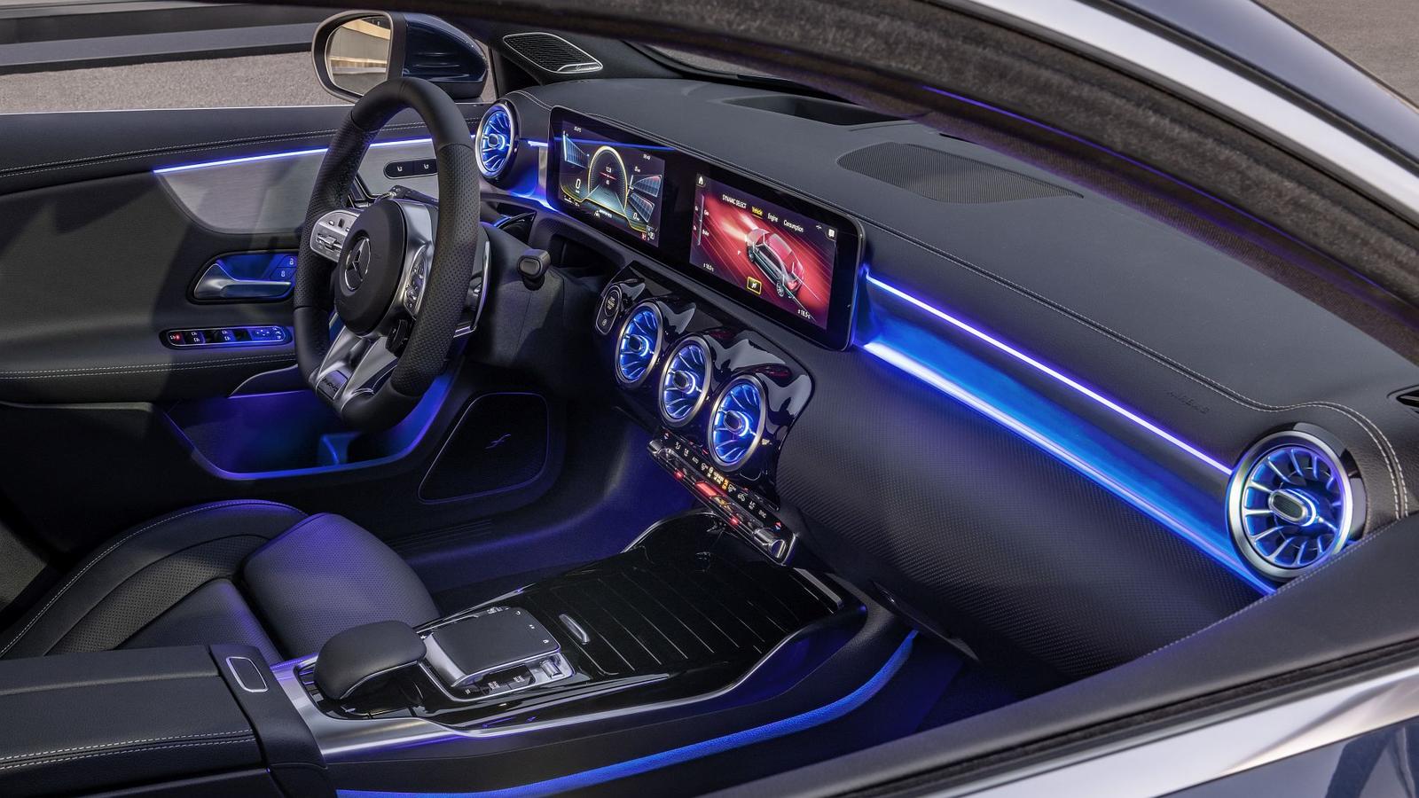 Die neue Mercedes-AMG A 35 4MATIC Limousine: AMG gibt Gas und erweitert die Kompaktwagenfamilie

The new Mercedes-AMG A 35 4MATIC Saloon: AMG speeds things up by expanding the compact car family