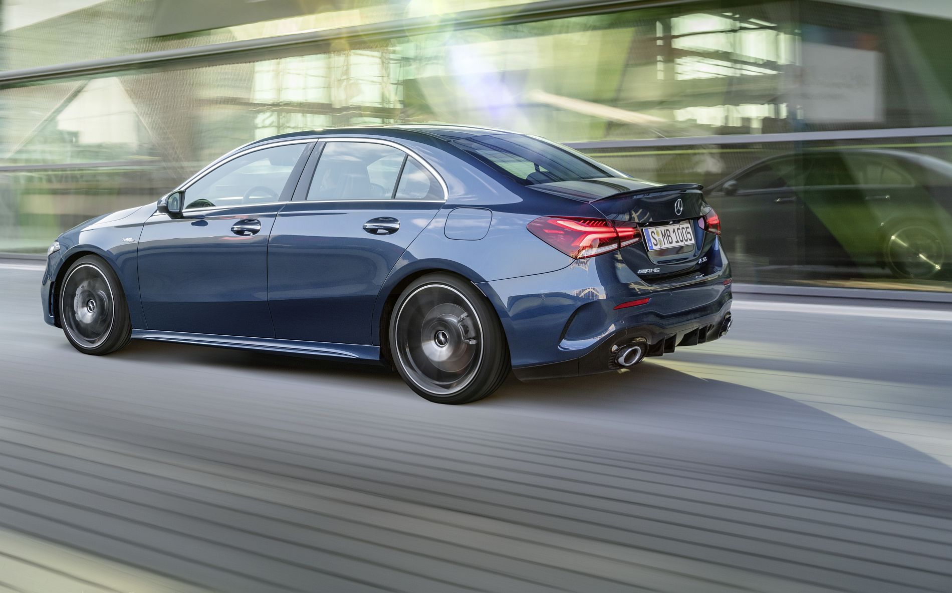 Die neue Mercedes-AMG A 35 4MATIC Limousine: AMG gibt Gas und erweitert die Kompaktwagenfamilie

The new Mercedes-AMG A 35 4MATIC Saloon: AMG speeds things up by expanding the compact car family