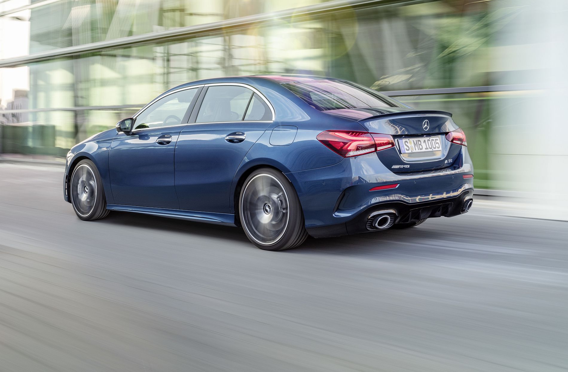 Die neue Mercedes-AMG A 35 4MATIC Limousine: AMG gibt Gas und erweitert die Kompaktwagenfamilie

The new Mercedes-AMG A 35 4MATIC Saloon: AMG speeds things up by expanding the compact car family
