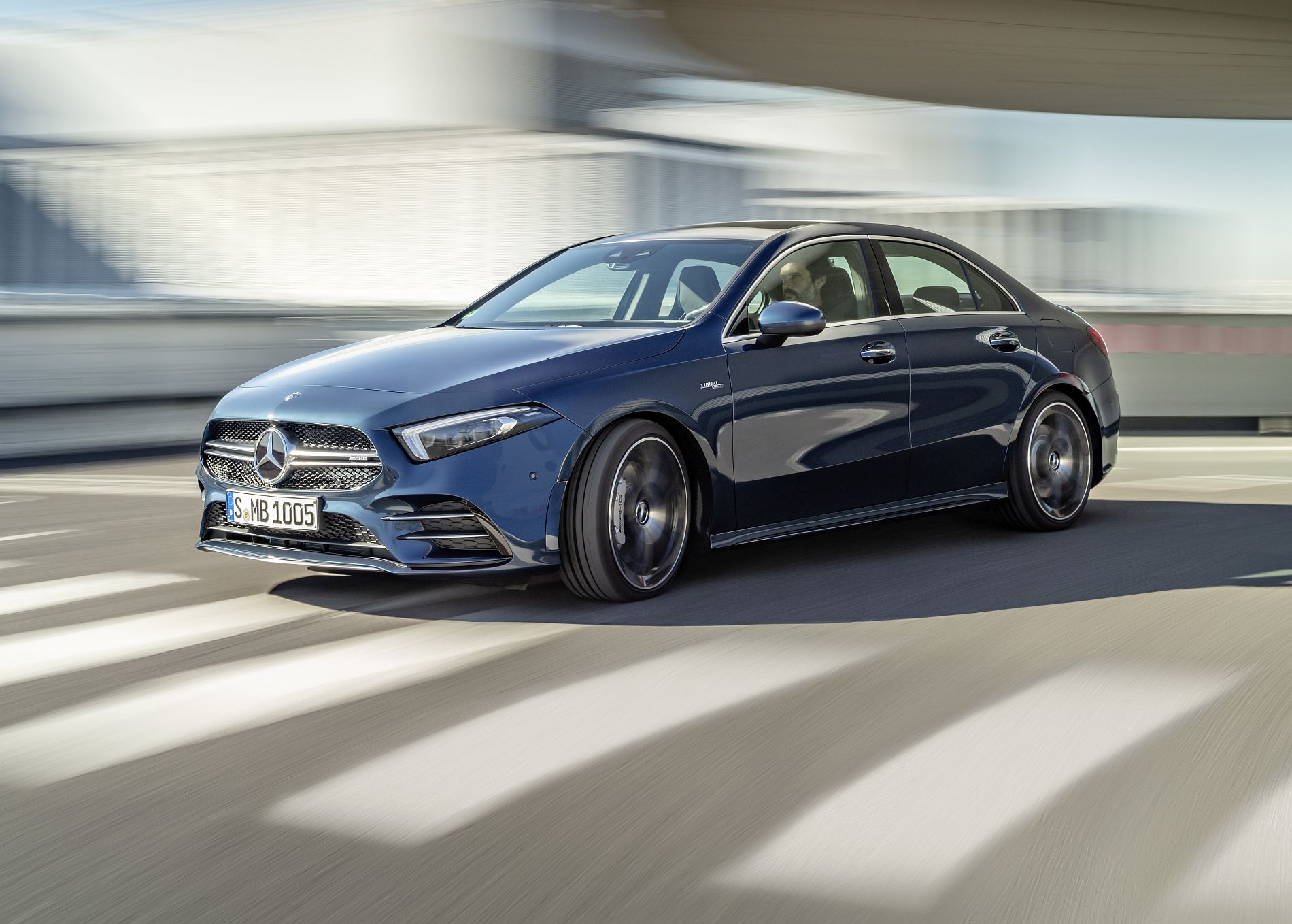 Die neue Mercedes-AMG A 35 4MATIC Limousine: AMG gibt Gas und erweitert die KompaktwagenfamilieThe new Mercedes-AMG A 35 4MATIC Saloon: AMG speeds things up by expanding the compact car family