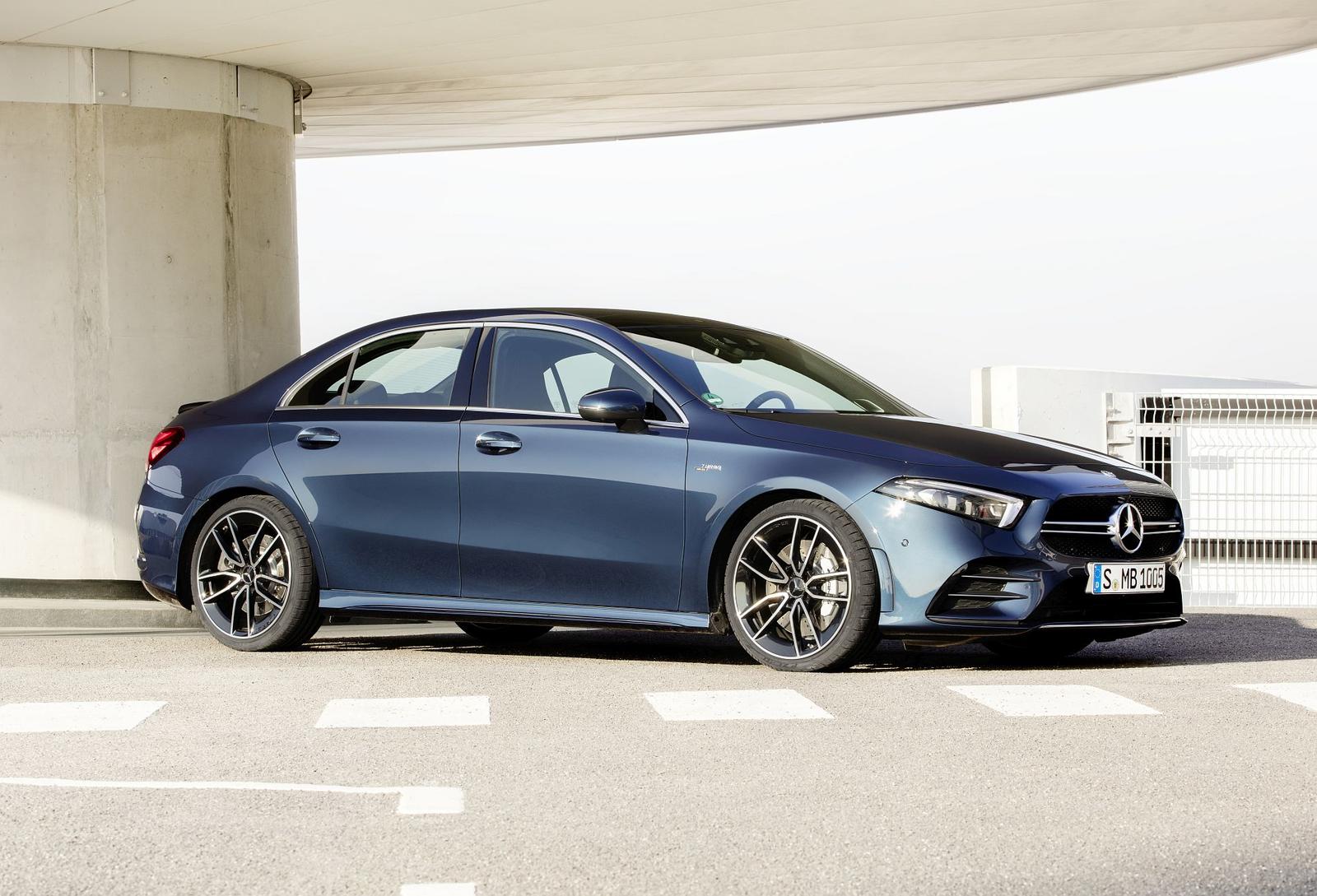Die neue Mercedes-AMG A 35 4MATIC Limousine: AMG gibt Gas und erweitert die Kompaktwagenfamilie

The new Mercedes-AMG A 35 4MATIC Saloon: AMG speeds things up by expanding the compact car family