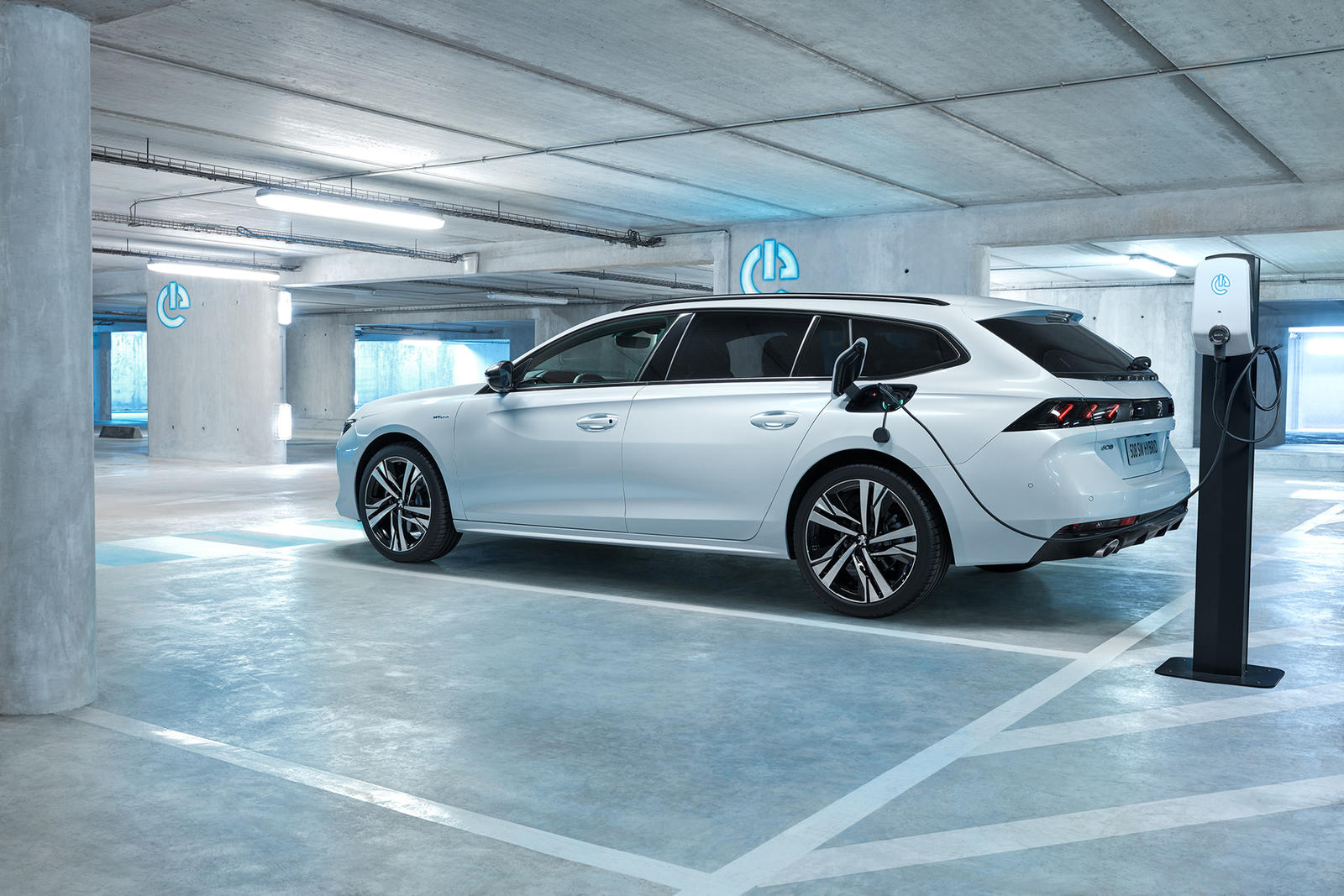 PEUGEOT_508PHEV_SW_1809PB_002_s