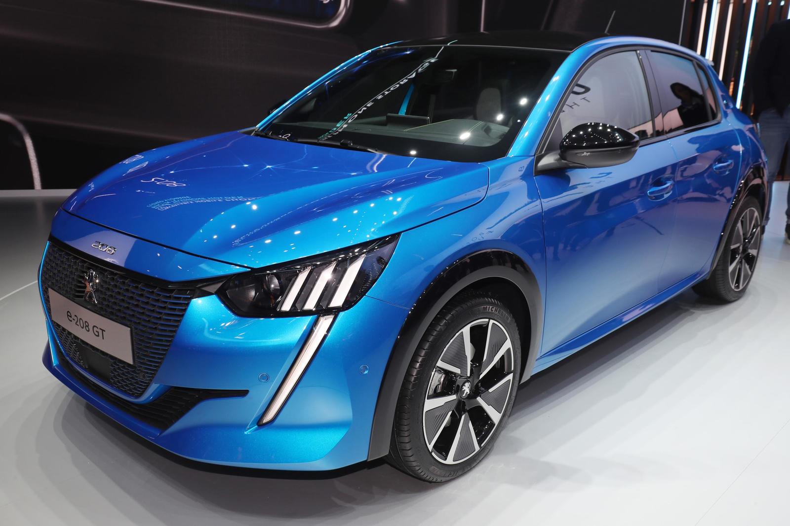 Peugeot 208 (2)