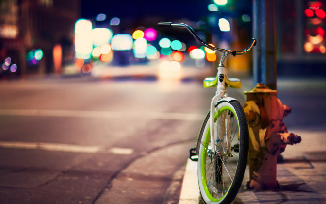 bicycle-on-the-city-street-23222-1920×1200-672×420