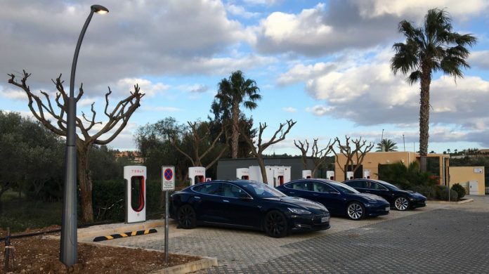 Supercharger da Tesla localizado em Alcantarilha (Algarve), no Amendoeira Golf Resort (Morgado da Lameira)