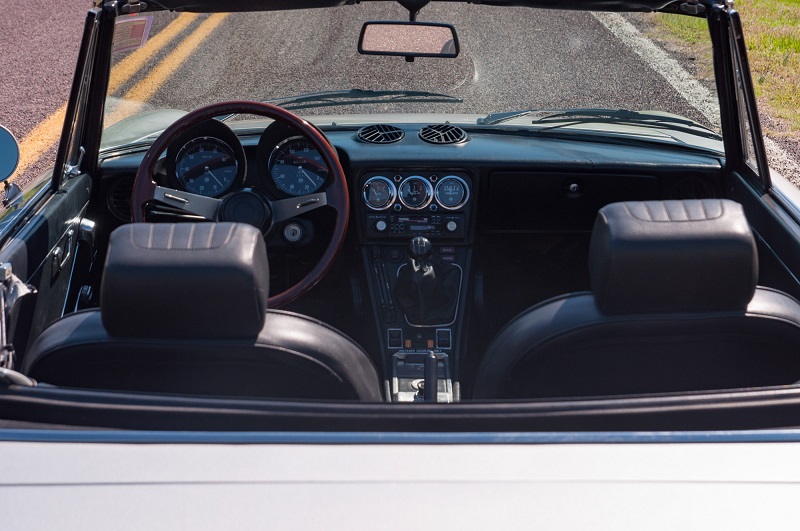 Alfa-Romeo-Spider-Veloce-Series-II-Interior-2