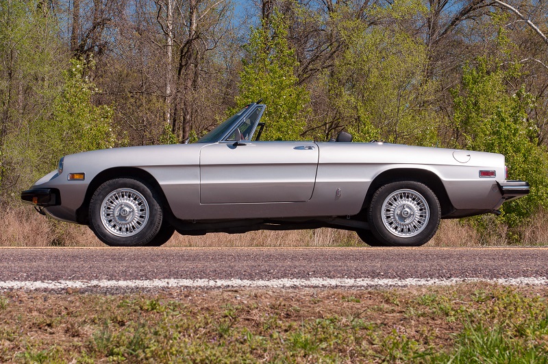 Alfa-Romeo-Spider-Veloce-Series-II-Side-2