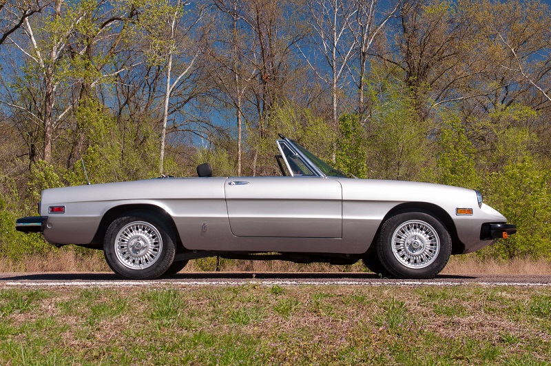 Alfa-Romeo-Spider-Veloce-Series-II-Side