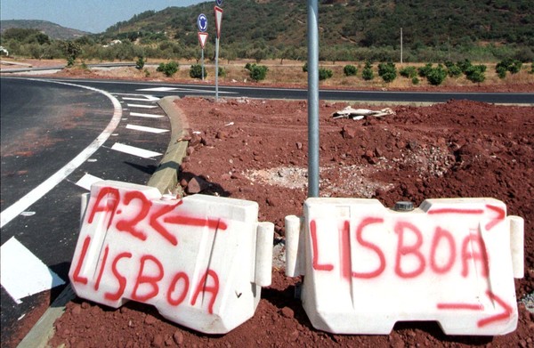 Sinalização em São Bartolomeu de Messines 2002 FOTO_VASCO CELIO