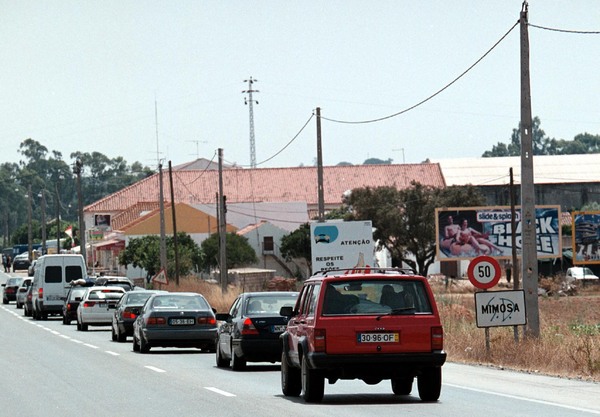 fila de transito para algarve mimosa
foto elena liachtchenko
01/08/00