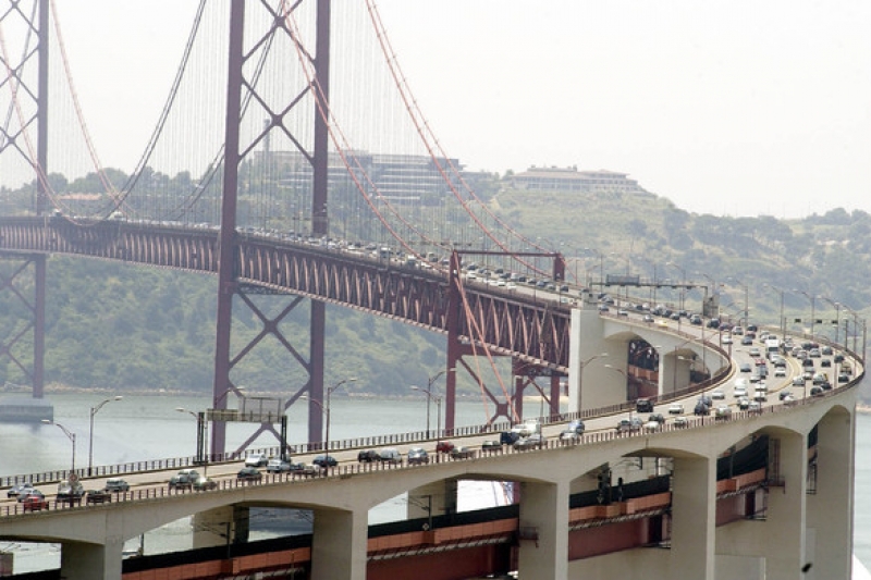 ponte 25 de abril ou ponte sobre o tejo transito congestionado_Joao Girão