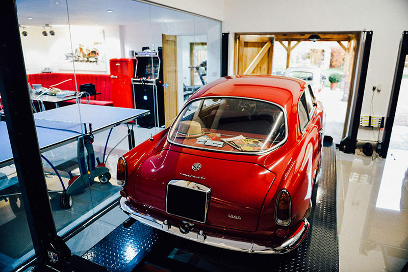 this-dream-garage-might-just-be-the-best-mix-of-old-and-new-1476934563604-2000×1335