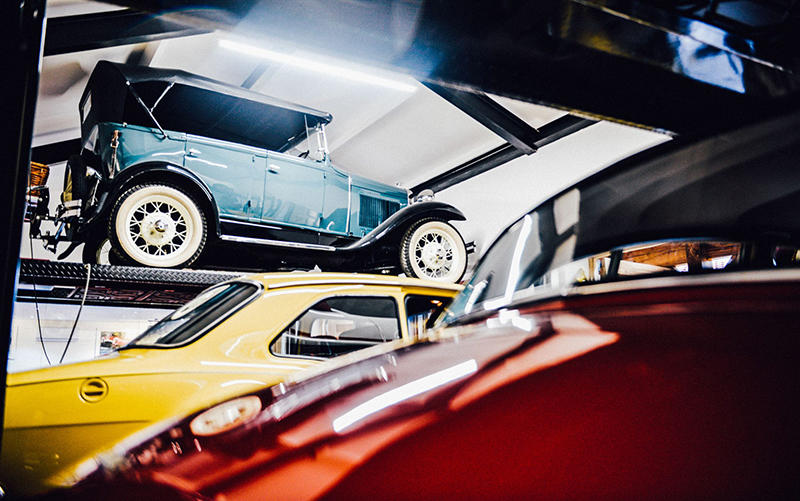 this-dream-garage-might-just-be-the-best-mix-of-old-and-new-1476934563718-2000×1253