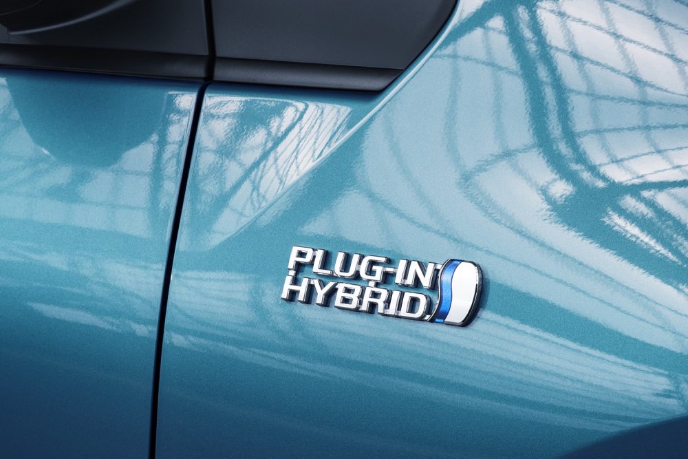 2017-prius-plug-in-hybrid-det-02