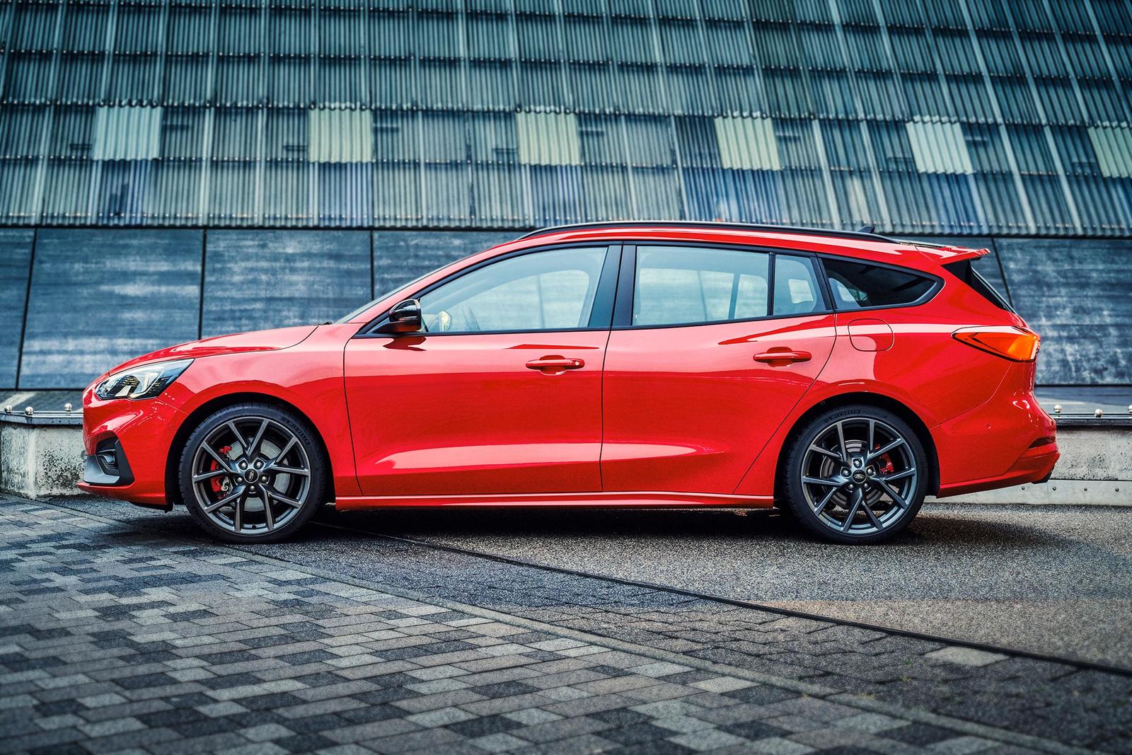 2019FordFocus_ST-Wagon_11-LOW