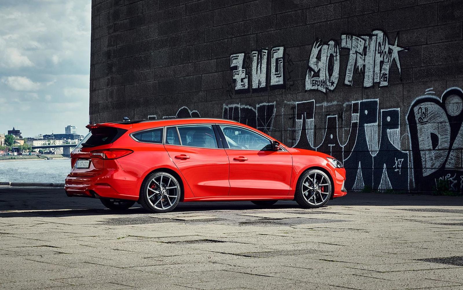 2019FordFocus_ST-Wagon_6-LOW