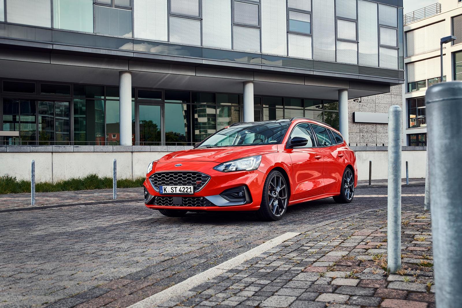 2019FordFocus_ST-Wagon_8-LOW