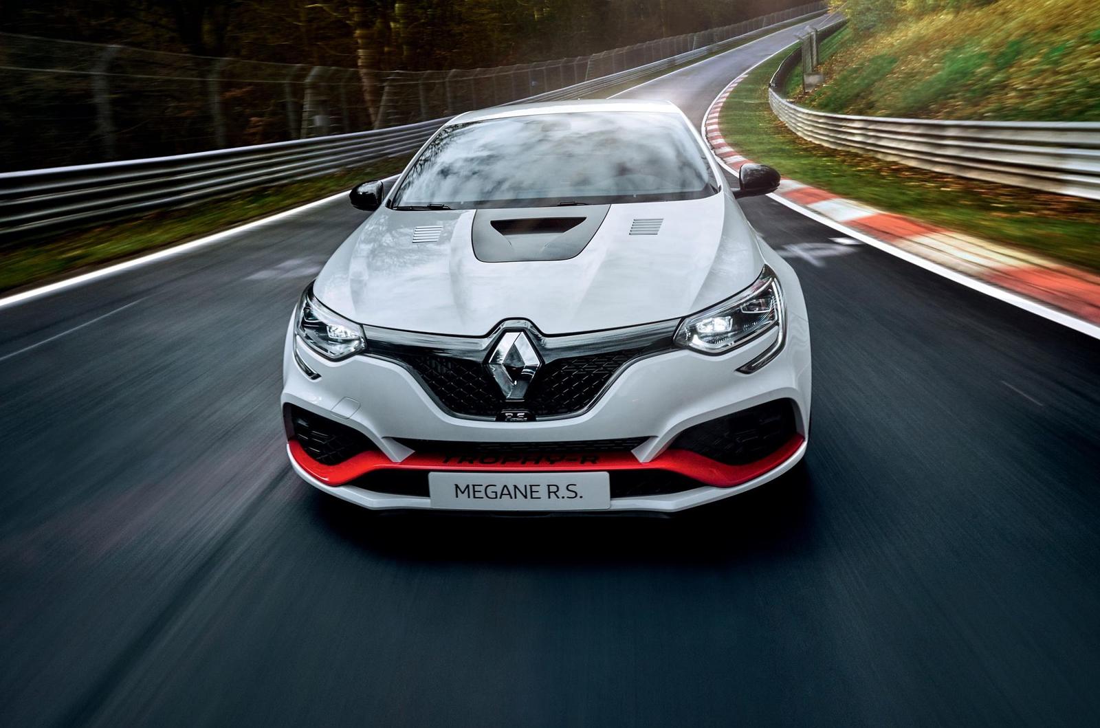 New Mégane R.S. Trophy-R fastest ever front-wheel-drive production car at the Nürburgring EMBARGO 14h00 210519 (2)