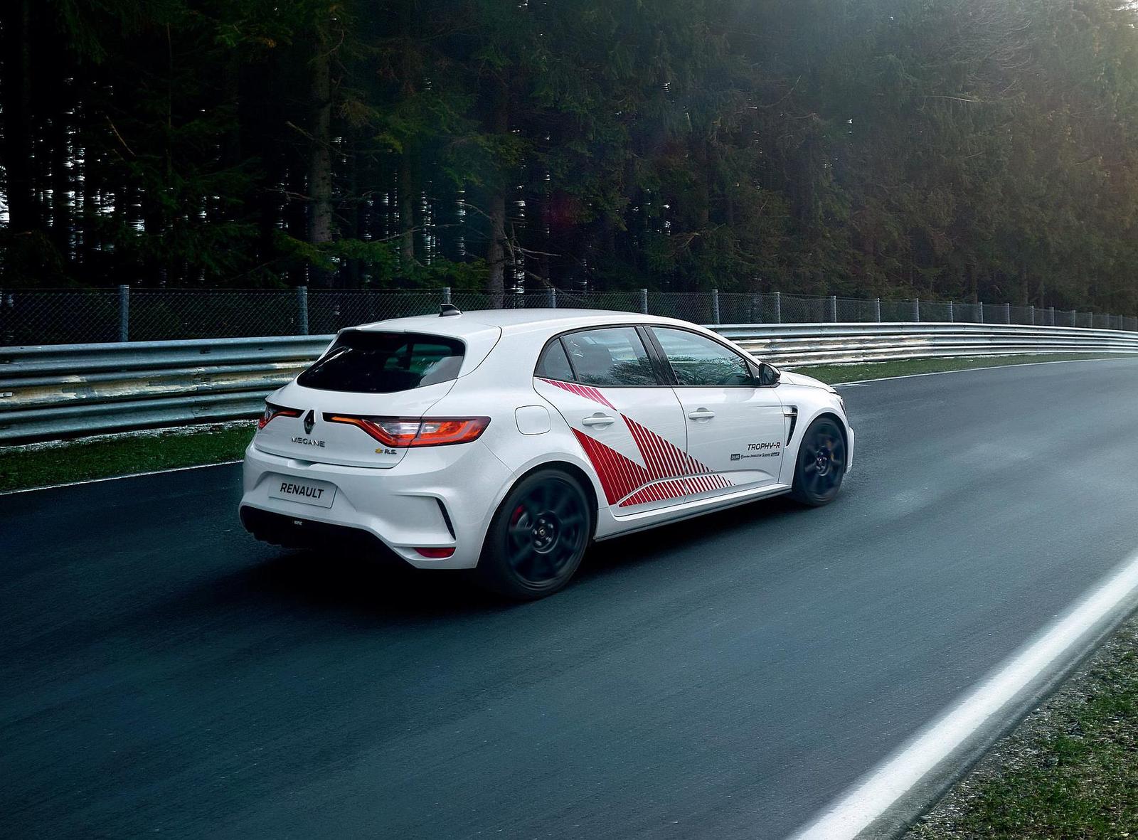 New Mégane R.S. Trophy-R fastest ever front-wheel-drive production car at the Nürburgring EMBARGO 14h00 210519 (3)