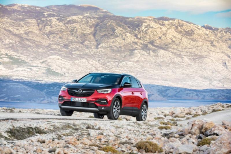 Opel-Grandland-X-Hybrid4-506685-696×464