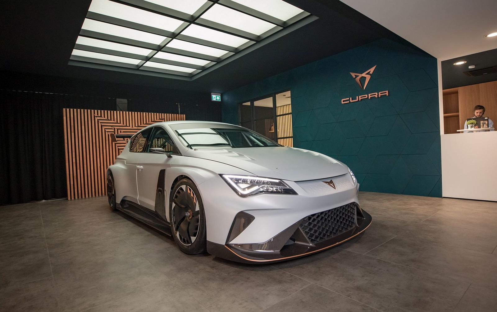 SEAT-rolls-out-its-electric-offensive-in-Barcelona_07_HQ