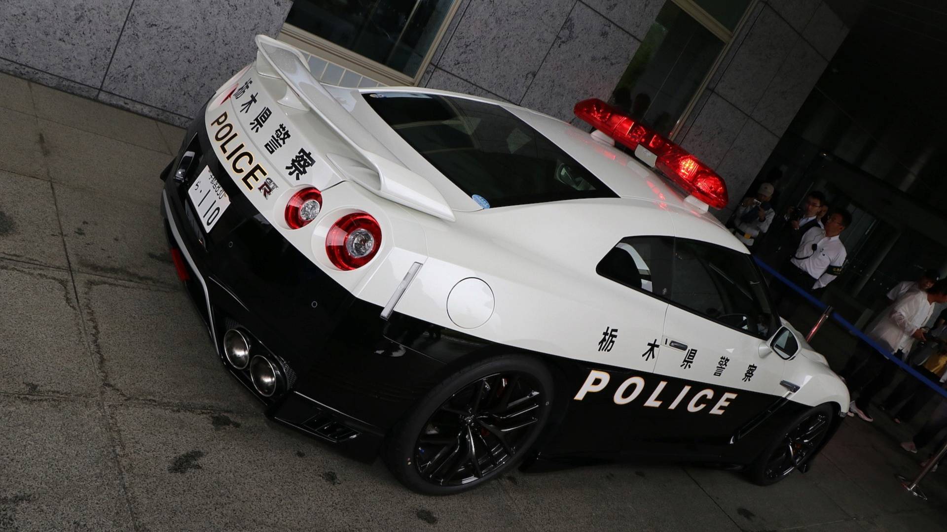 nissan-gt-r-police-car-in-japan-8