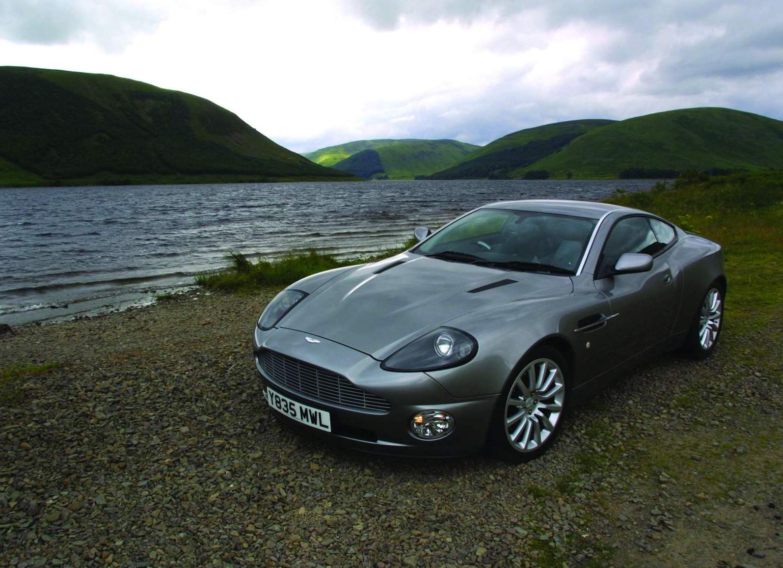 Aston_Martin-V12_Vanquish-2001-1600-01
