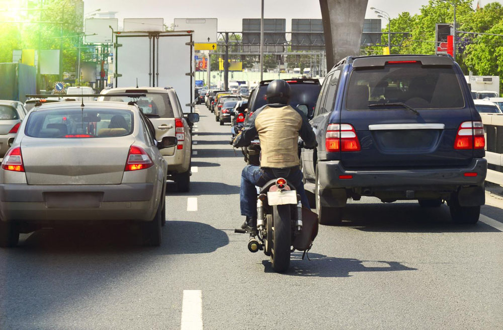 Motorbike-filtering-traffic