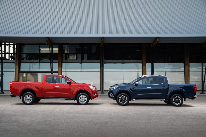 Nissan Navara King Cab (Red) and Double Cab (Blue)