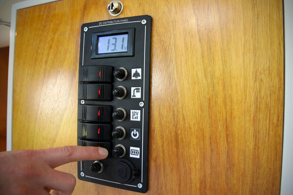 tableau-electrique-voltmetre-interrupteur-1024×683