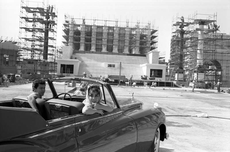 Elizabeth-Taylor-RRSCII-on-Set