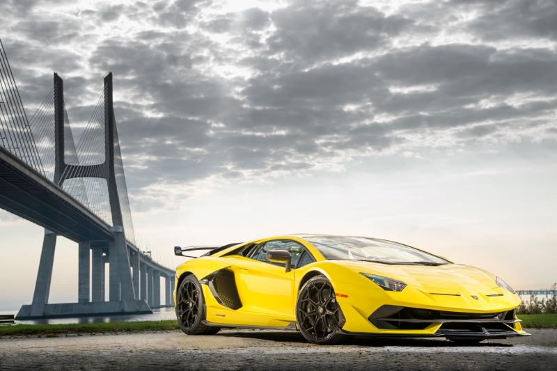 Lamborghini Aventador (2) medium