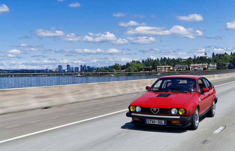 a-couple-restored-this-alfa-romeo-in-an-apartment-parking-stall-1476934740329