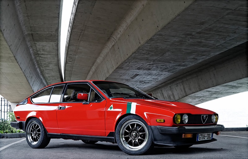 a-couple-restored-this-alfa-romeo-in-an-apartment-parking-stall-1476934740341