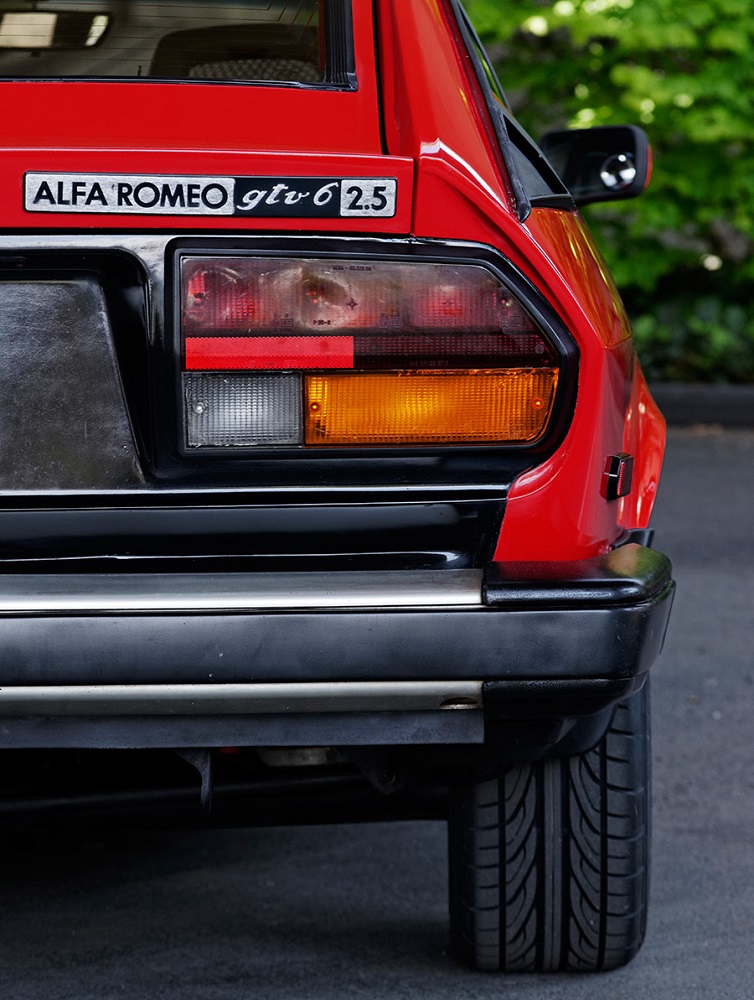 a-couple-restored-this-alfa-romeo-in-an-apartment-parking-stall-1476934740427
