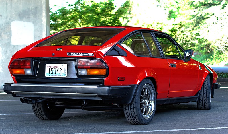 a-couple-restored-this-alfa-romeo-in-an-apartment-parking-stall-1476934740472