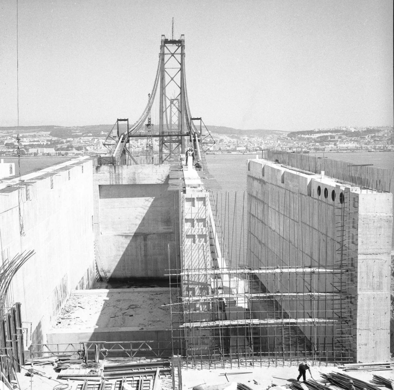 53 anos da Ponte 25 de Abril: A construção em imagens