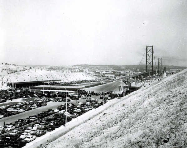 Inauguração da Ponte Sobre o Tejo.