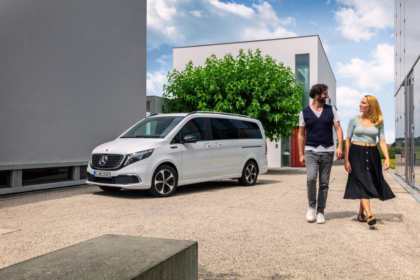 Der neue Mercedes-Benz EQV (Stromverbrauch kombiniert: 27,0 kWh/100 km; CO2-Emissionen kombiniert: 0 g/km, Angaben vorläufig) – Exterieur, Bergkristallweiß metallic, Black Panel-Kühlergrill mit Chromlamellen // The new Mercedes-Benz EQV (combined power consumption: 27.0 kWh/100 km; combined CO2 emissions: 0 g/km, provisional figures) – Exterior, Mountain crystal white metallic, black panel radiator grille with chrome fins