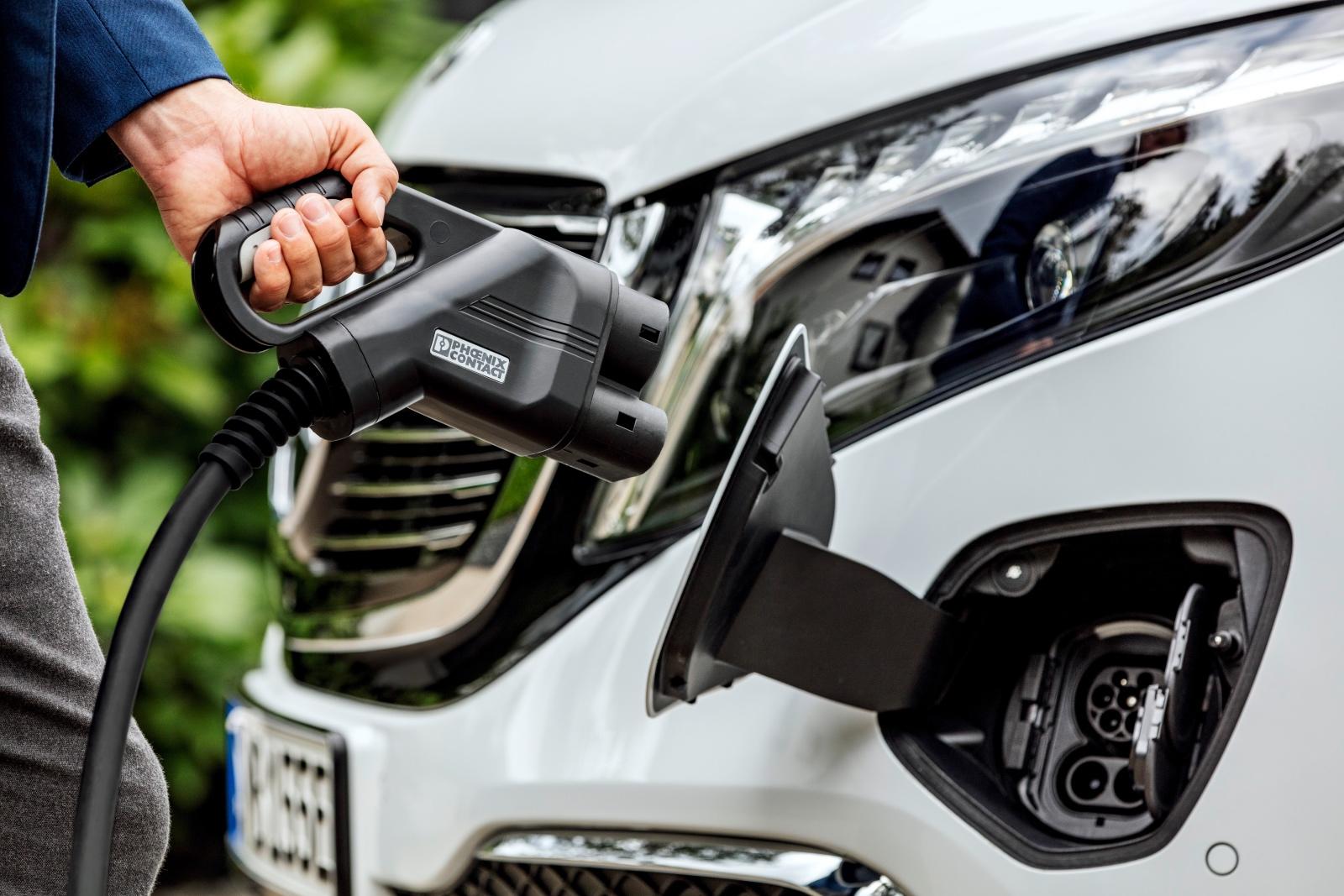 Der neue Mercedes-Benz EQV (Stromverbrauch kombiniert: 27,0 kWh/100 km; CO2-Emissionen kombiniert: 0 g/km, Angaben vorläufig) – Exterieur, Bergkristallweiß metallic, Black Panel-Kühlergrill mit Chromlamellen, Ladeanschluss im Stoßfänger // The new Mercedes-Benz EQV (combined power consumption: 27.0 kWh/100 km; combined CO2 emissions: 0 g/km, provisional figures) – Exterior, Mountain crystal white metallic, black panel radiator grille with chrome fins, charging connection in the bumper
