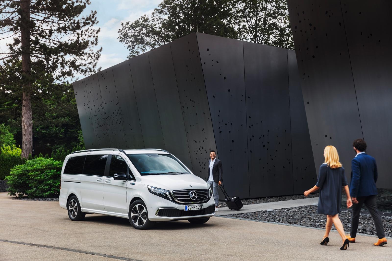 Der neue Mercedes-Benz EQV (Stromverbrauch kombiniert: 27,0 kWh/100 km; CO2-Emissionen kombiniert: 0 g/km, Angaben vorläufig) – Exterieur, Bergkristallweiß metallic, Black Panel-Kühlergrill mit Chromlamellen // The new Mercedes-Benz EQV (combined power consumption: 27.0 kWh/100 km; combined CO2 emissions: 0 g/km, provisional figures) – Exterior, Mountain crystal white metallic, black panel radiator grille with chrome fins