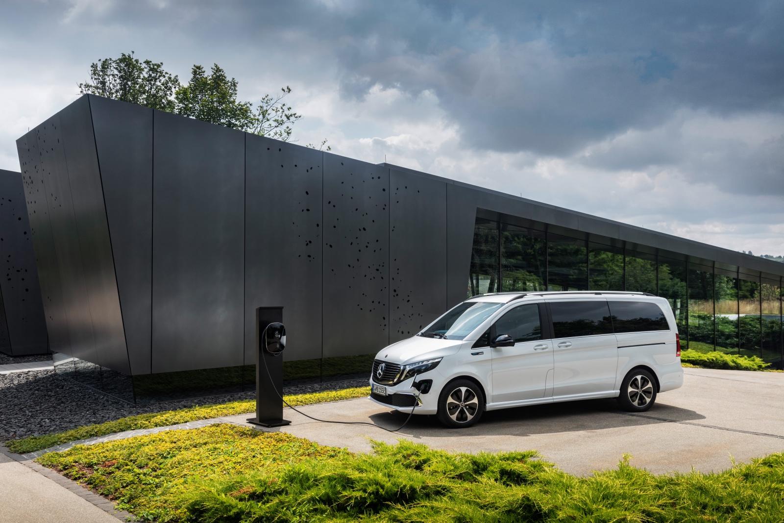 Der neue Mercedes-Benz EQV (Stromverbrauch kombiniert: 27,0 kWh/100 km; CO2-Emissionen kombiniert: 0 g/km, Angaben vorläufig) – Exterieur, Bergkristallweiß metallic, Black Panel-Kühlergrill mit Chromlamellen, Ladeanschluss im Stoßfänger, Mercedes-Benz Wallbox Home // The new Mercedes-Benz EQV (combined power consumption: 27.0 kWh/100 km; combined CO2 emissions: 0 g/km, provisional figures) – Exterior, Mountain crystal white metallic, black panel radiator grille with chrome fins, charging connection in the bumper, Mercedes-Benz Wallbox Home