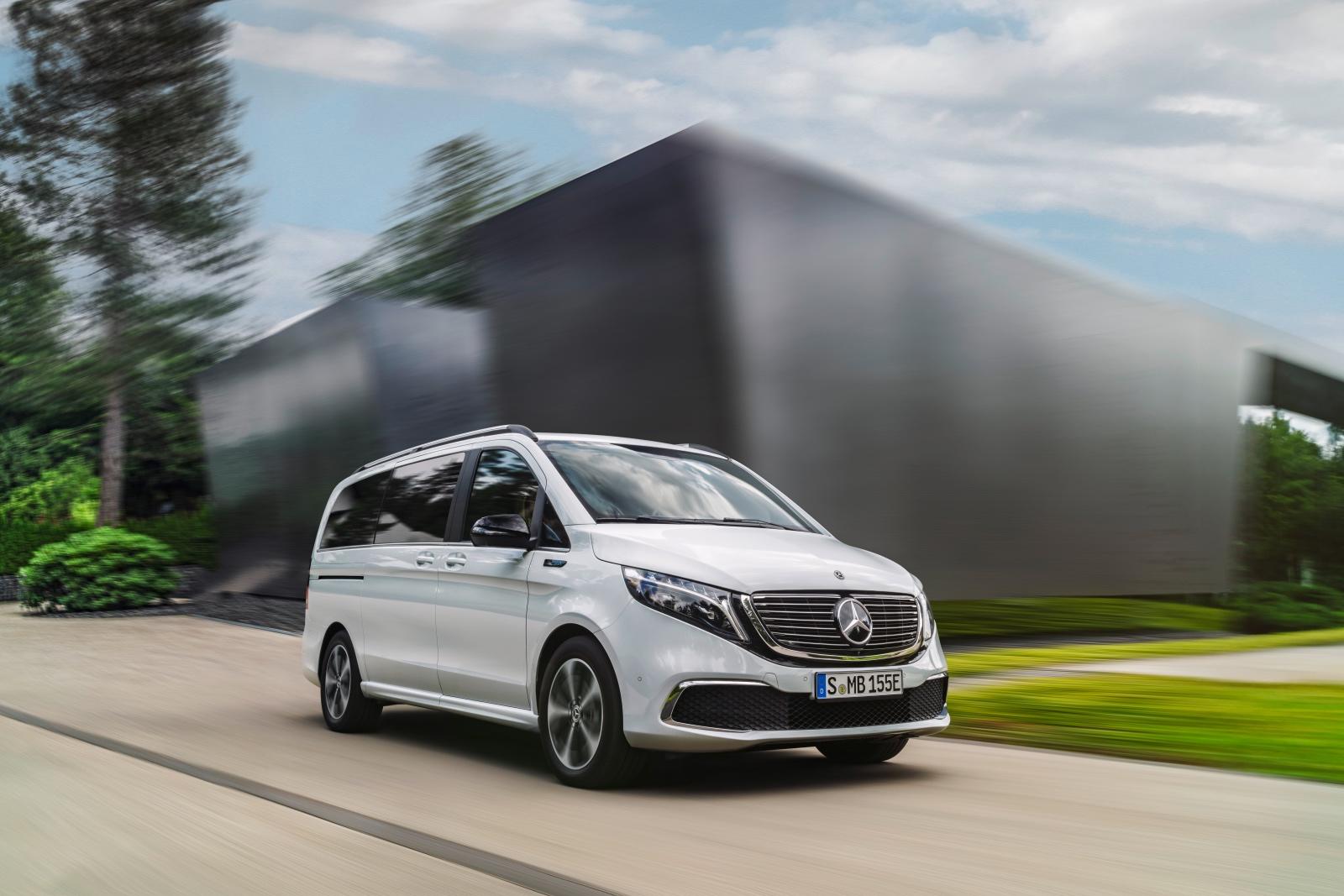 Der neue Mercedes-Benz EQV (Stromverbrauch kombiniert: 27,0 kWh/100 km; CO2-Emissionen kombiniert: 0 g/km, Angaben vorläufig) – Exterieur, Bergkristallweiß metallic, Black Panel-Kühlergrill mit Chromlamellen // The new Mercedes-Benz EQV (combined power consumption: 27.0 kWh/100 km; combined CO2 emissions: 0 g/km, provisional figures) – Exterior, Mountain crystal white metallic, black panel radiator grille with chrome fins