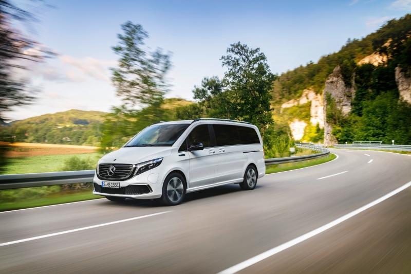 Der neue Mercedes-Benz EQV (Stromverbrauch kombiniert: 27,0 kWh/100 km; CO2-Emissionen kombiniert: 0 g/km, Angaben vorläufig) – Exterieur, Bergkristallweiß metallic, Black Panel-Kühlergrill mit Chromlamellen // The new Mercedes-Benz EQV (combined power consumption: 27.0 kWh/100 km; combined CO2 emissions: 0 g/km, provisional figures) – Exterior, Mountain crystal white metallic, black panel radiator grille with chrome fins