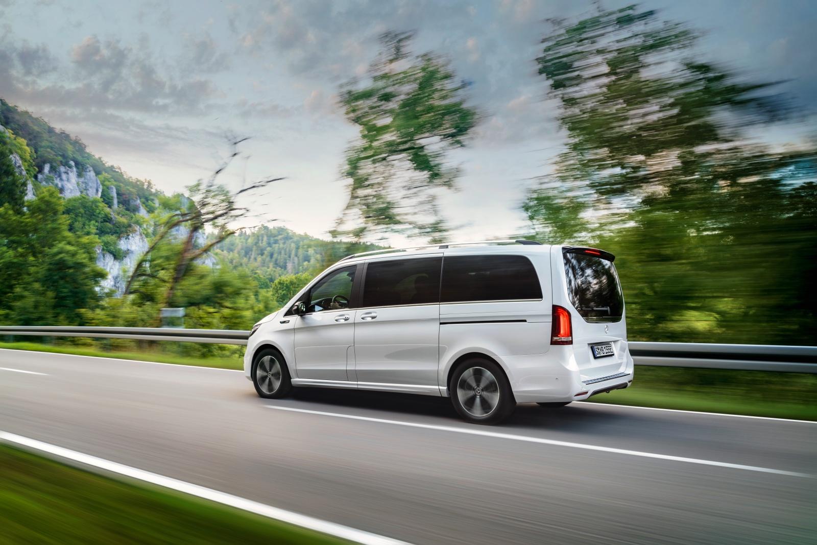 Der neue Mercedes-Benz EQV (Stromverbrauch kombiniert: 27,0 kWh/100 km; CO2-Emissionen kombiniert: 0 g/km, Angaben vorläufig) – Exterieur, Bergkristallweiß metallic, Black Panel-Kühlergrill mit Chromlamellen // The new Mercedes-Benz EQV (combined power consumption: 27.0 kWh/100 km; combined CO2 emissions: 0 g/km, provisional figures) – Exterior, Mountain crystal white metallic, black panel radiator grille with chrome fins