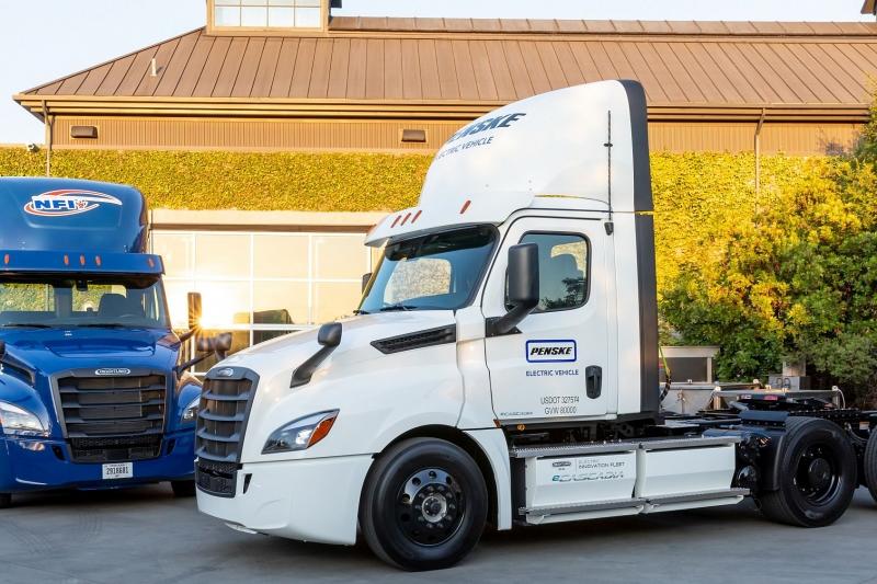 Daimler übergibt erste elektrische Freightliner eCascadia an US-Kunden

Daimler delivers its first electric Freightliner eCascadia to US customers