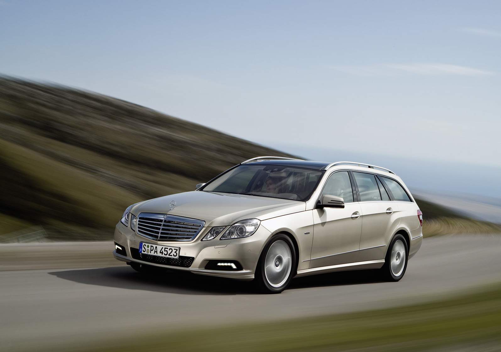 Mercedes-Benz-E-Class_Estate-2010-1600-05