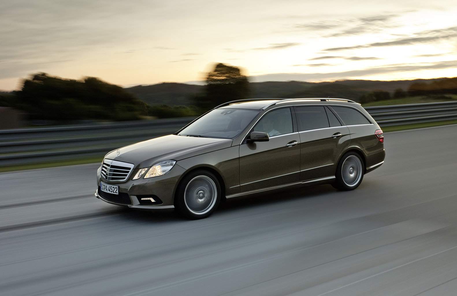 Mercedes-Benz-E-Class_Estate-2010-1600-08