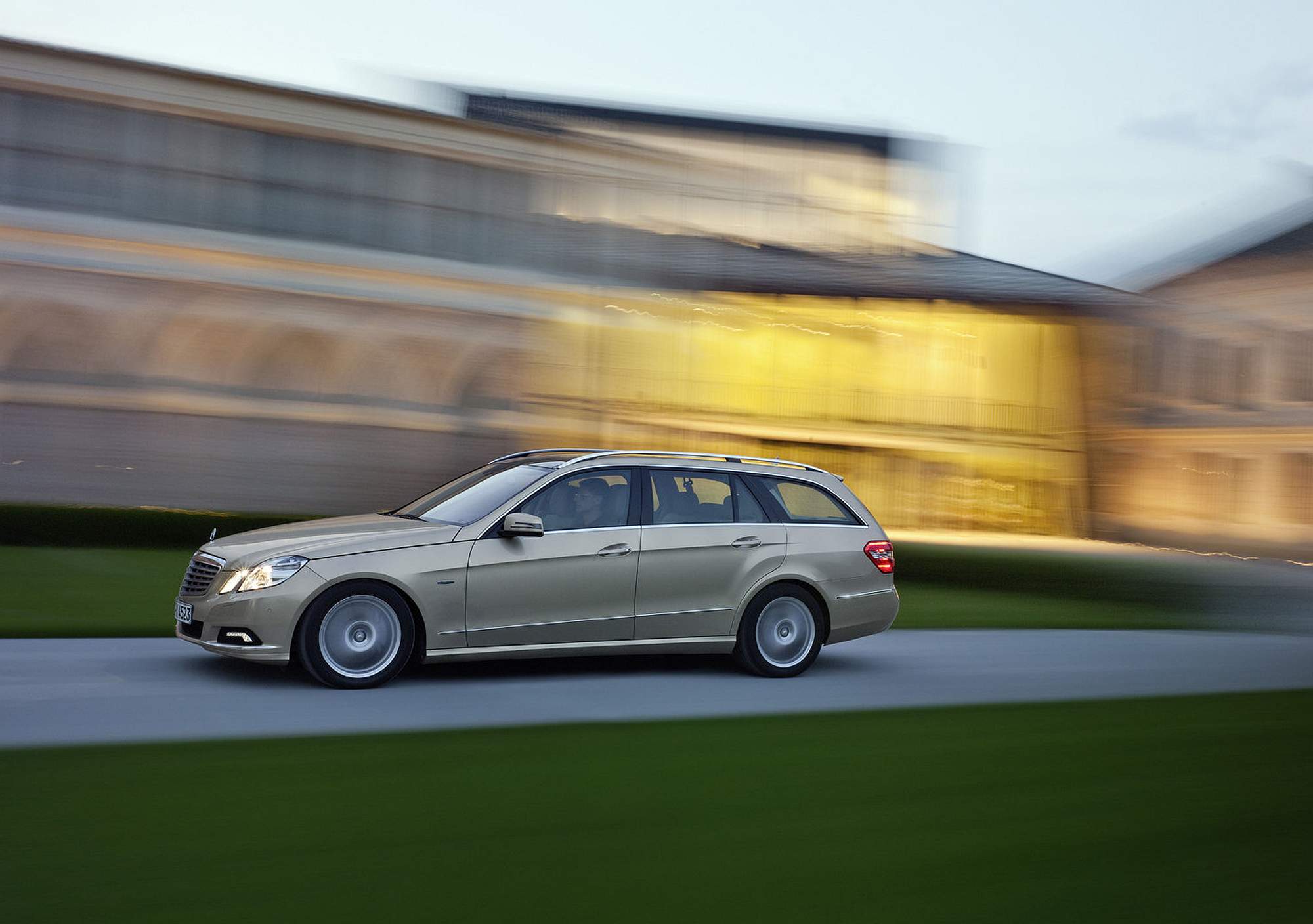 Mercedes-Benz-E-Class_Estate-2010-1600-1f